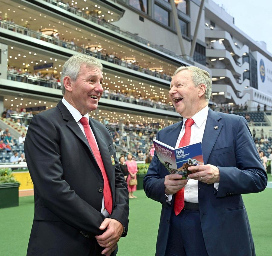 曼聯名宿白賴仁笠臣(Bryan Robson)(左)周六(6月14日)在馬會行政總裁應家柏(右)陪同下,於沙田馬場欣賞夏令賽事。