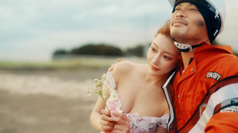 馬來西亞歌手黃明志前年曾邀明日花破天荒合作單曲《我愛的》。