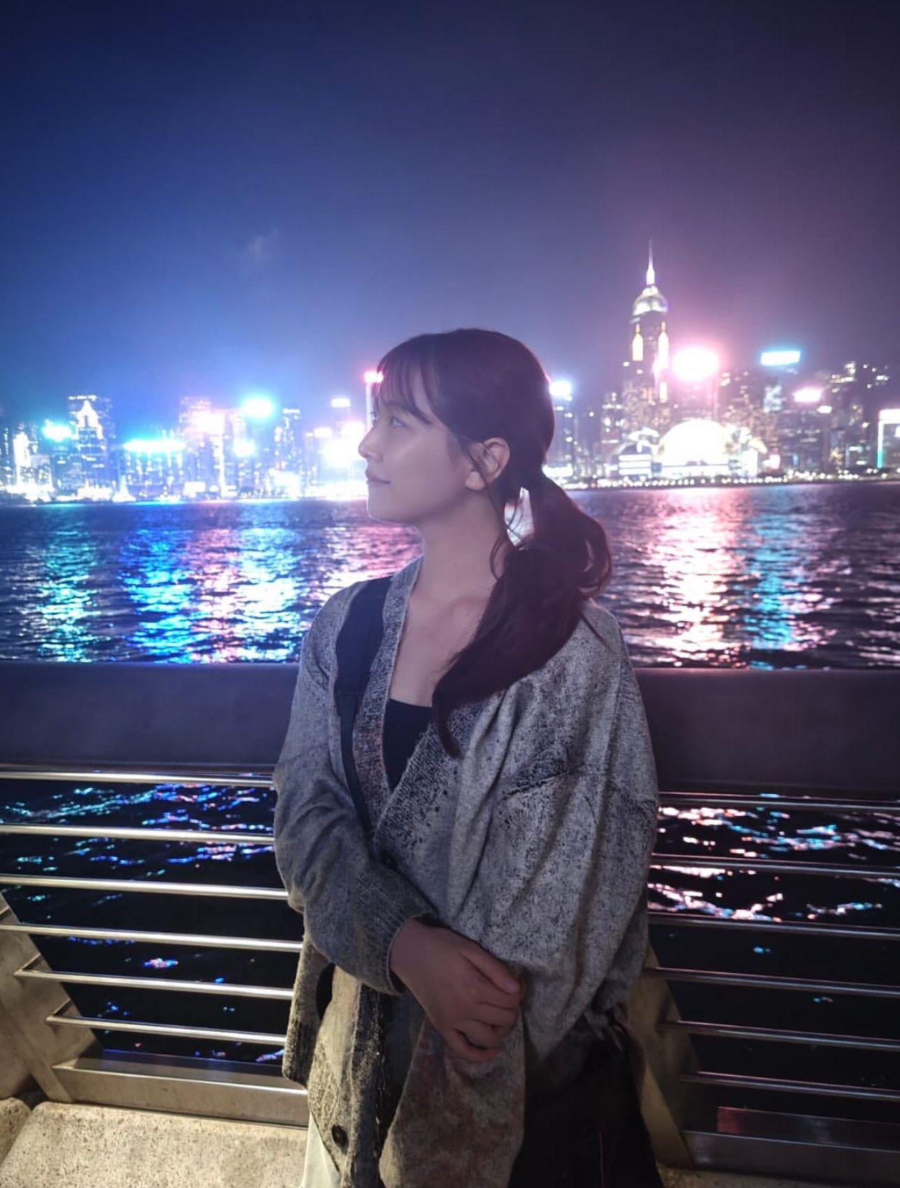 白間美瑠到海旁留倩影。