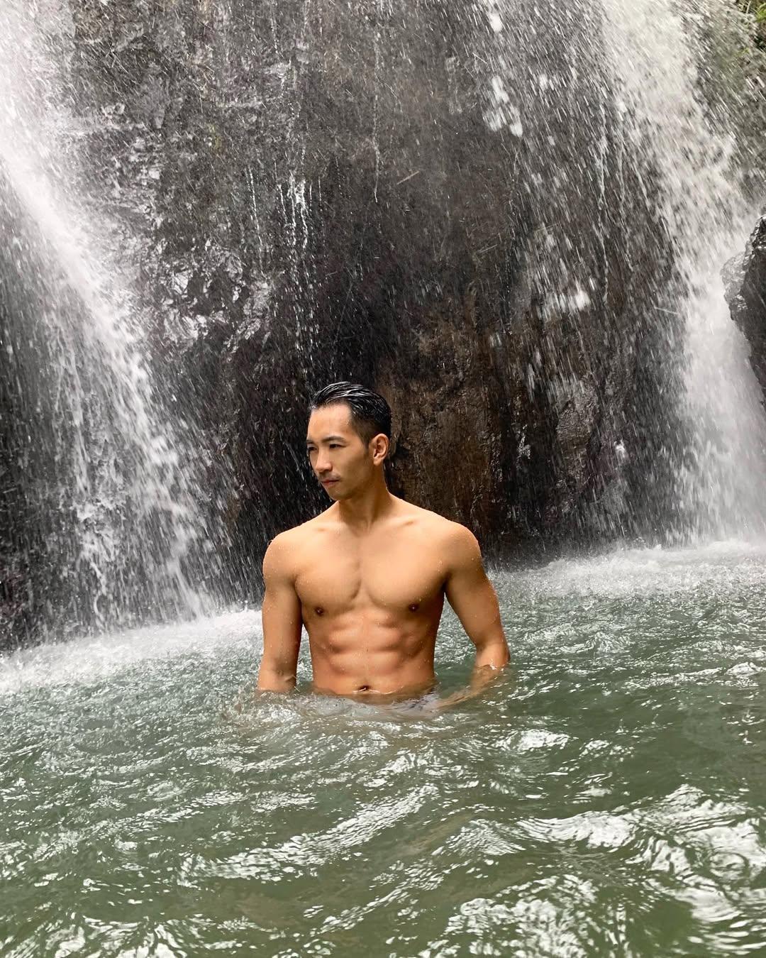 i-banker黃家俊年薪逾200萬,曾兼職男模。