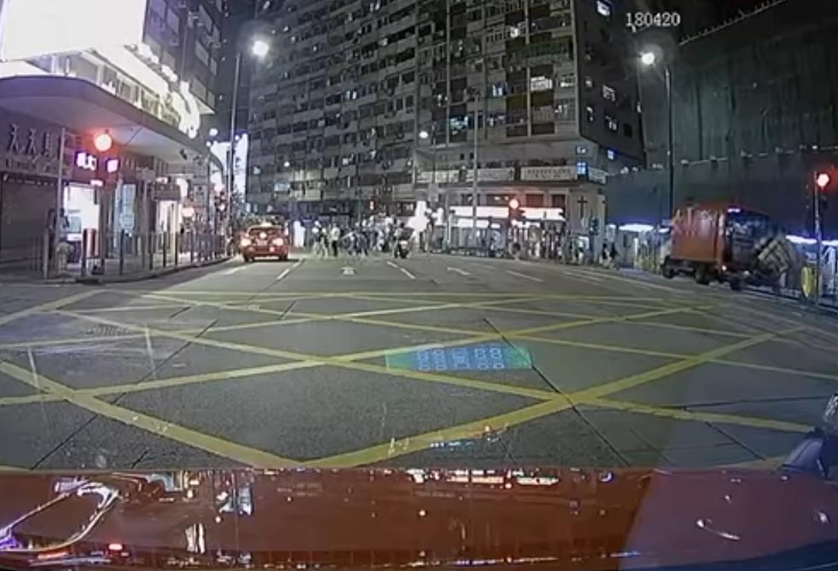 北角長命斜發生驚險車禍。(fb「車cam L(香港群組)」截圖)