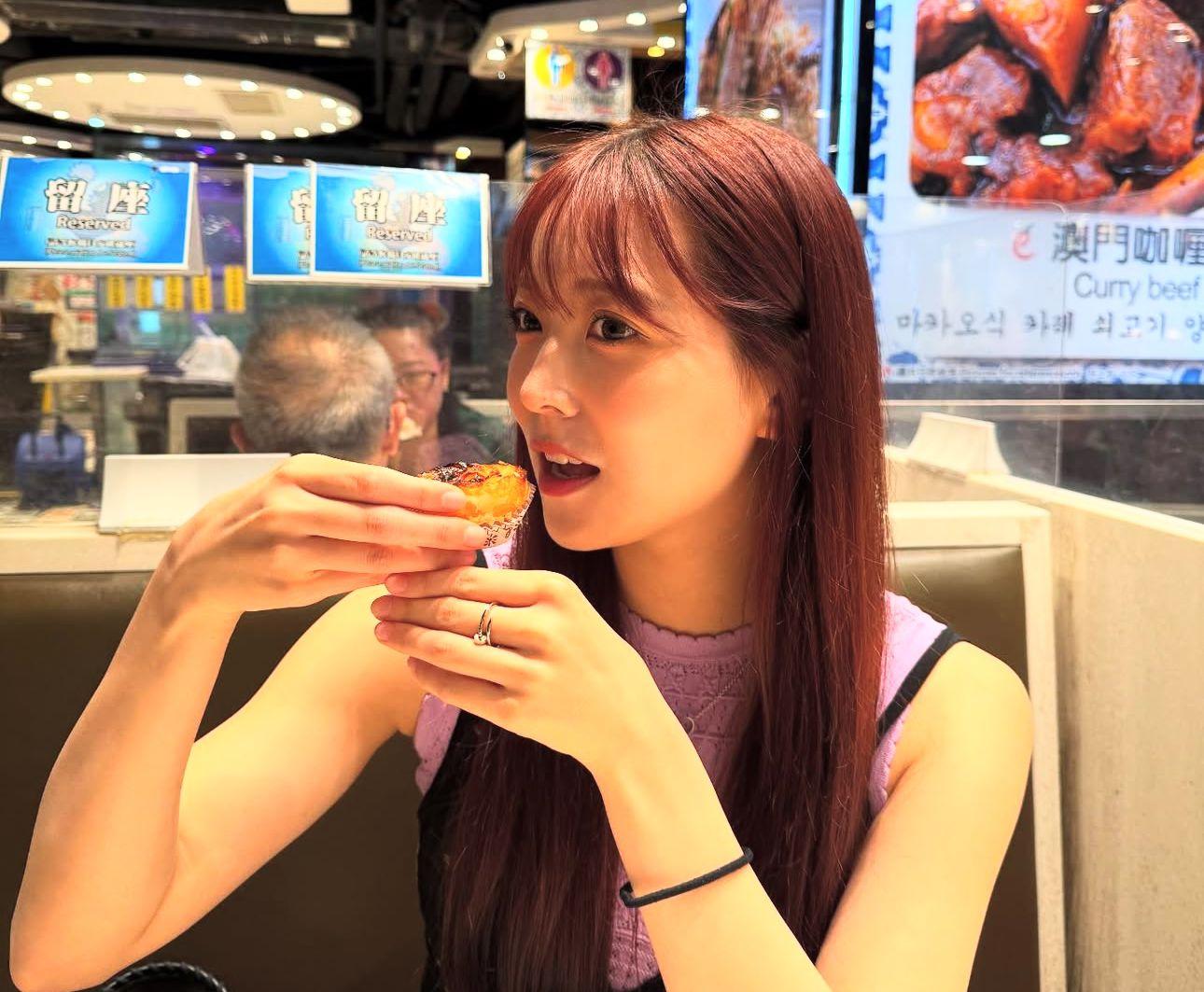 白間美瑠品嚐葡撻。