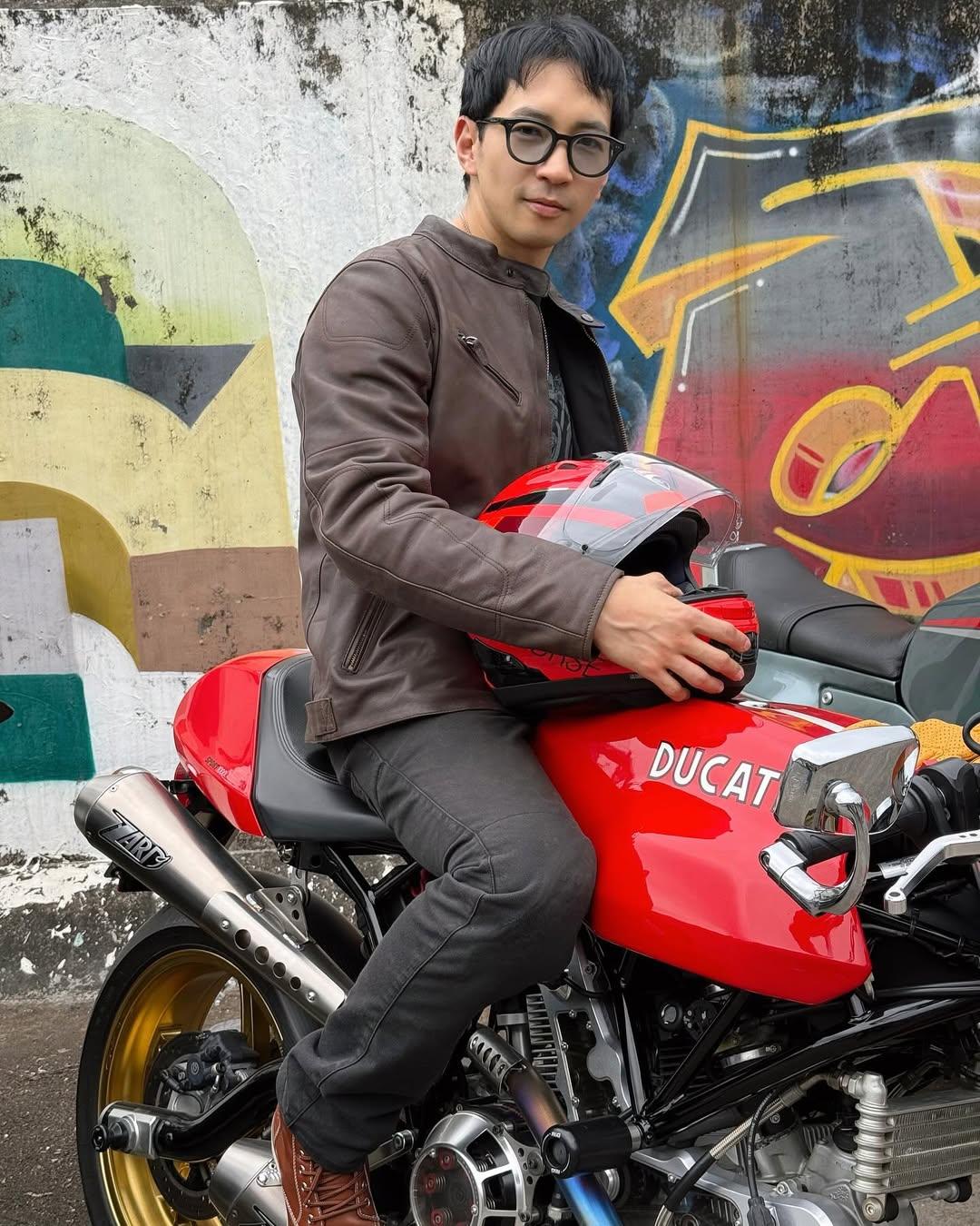 Matthew還十分喜歡揸電單車。