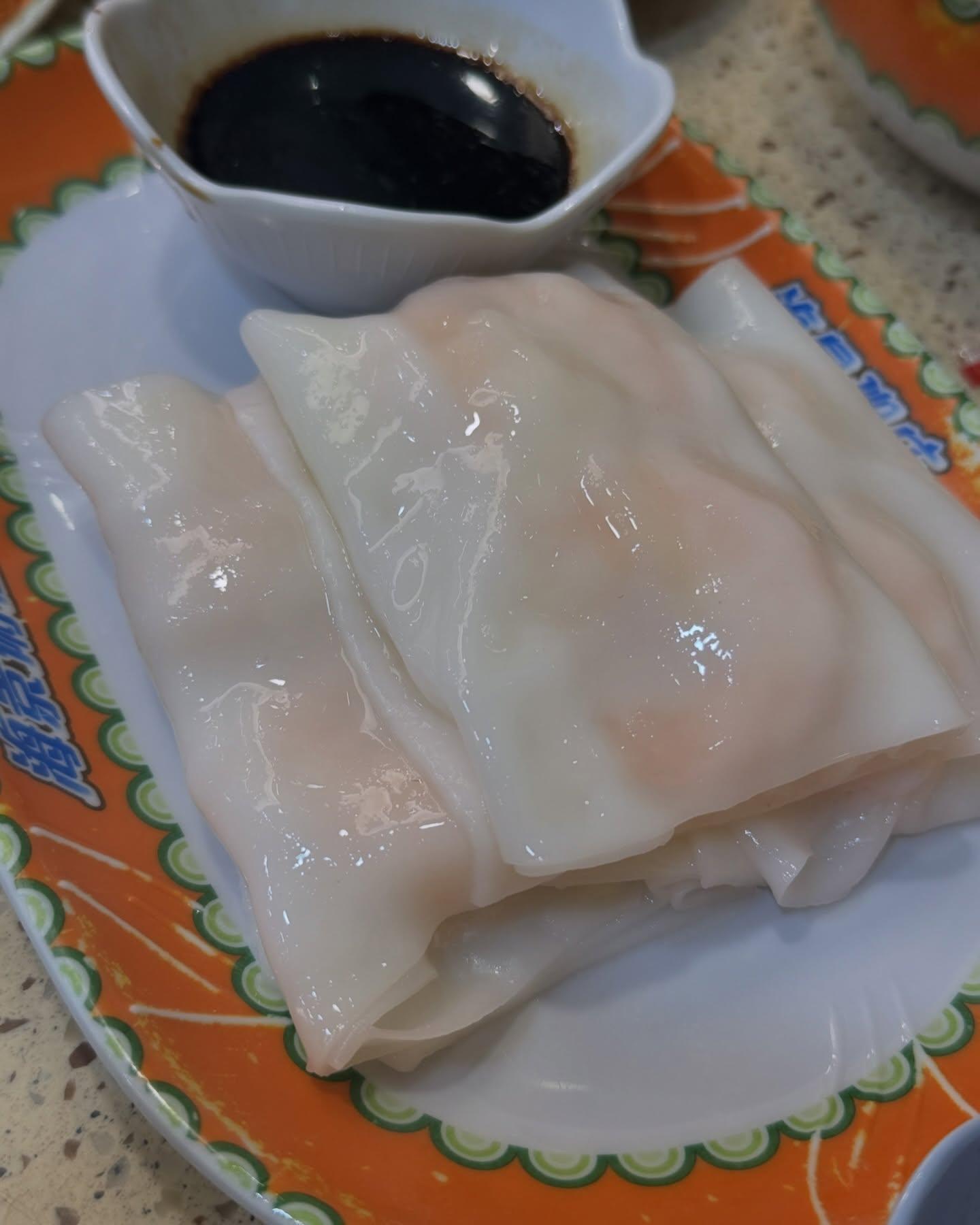 方力申感謝老闆偉哥送上蝦腸粉及炒麵。(Alex Fong 方力申Facebook)