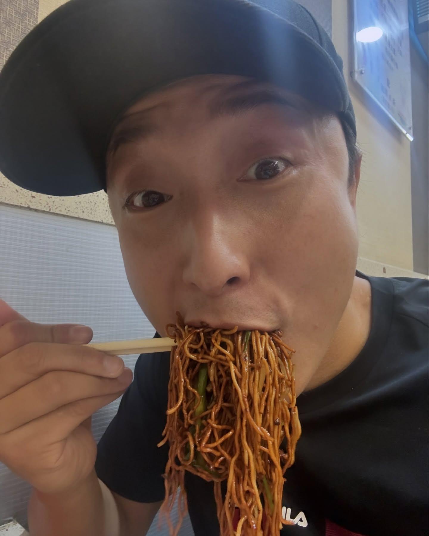 方力申巴黎奧運返港後即到店食粥。(Alex Fong 方力申)