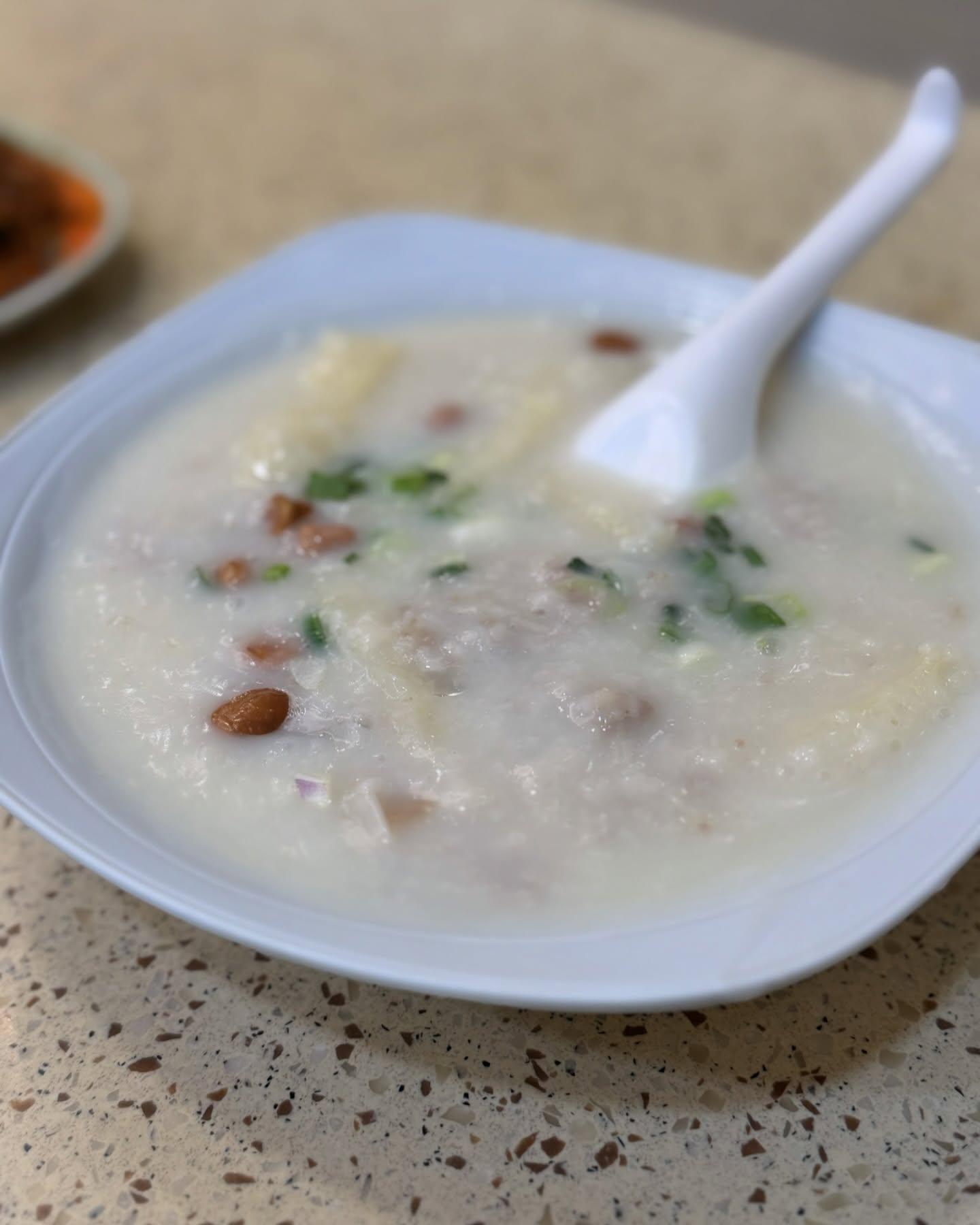 粥店主打地道粥品。(Alex Fong 方力申Facebook)