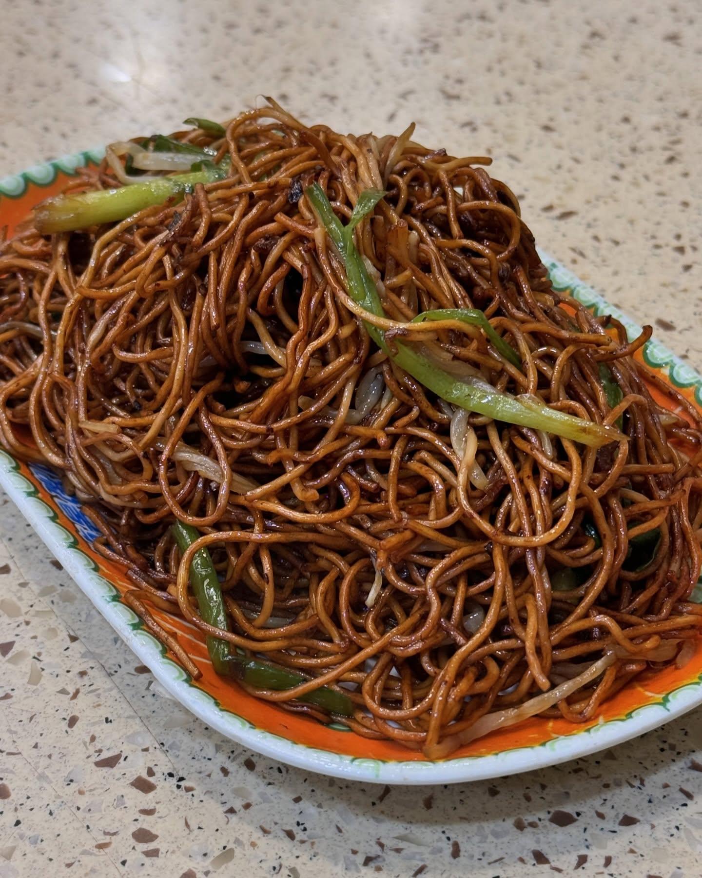 方力申感謝老闆偉哥送上蝦腸粉及炒麵。(Alex Fong 方力申Facebook)