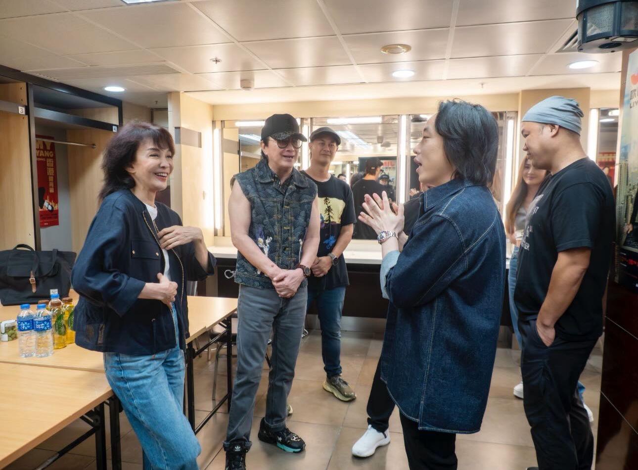 許冠傑、Do姐齊集紅館後台。