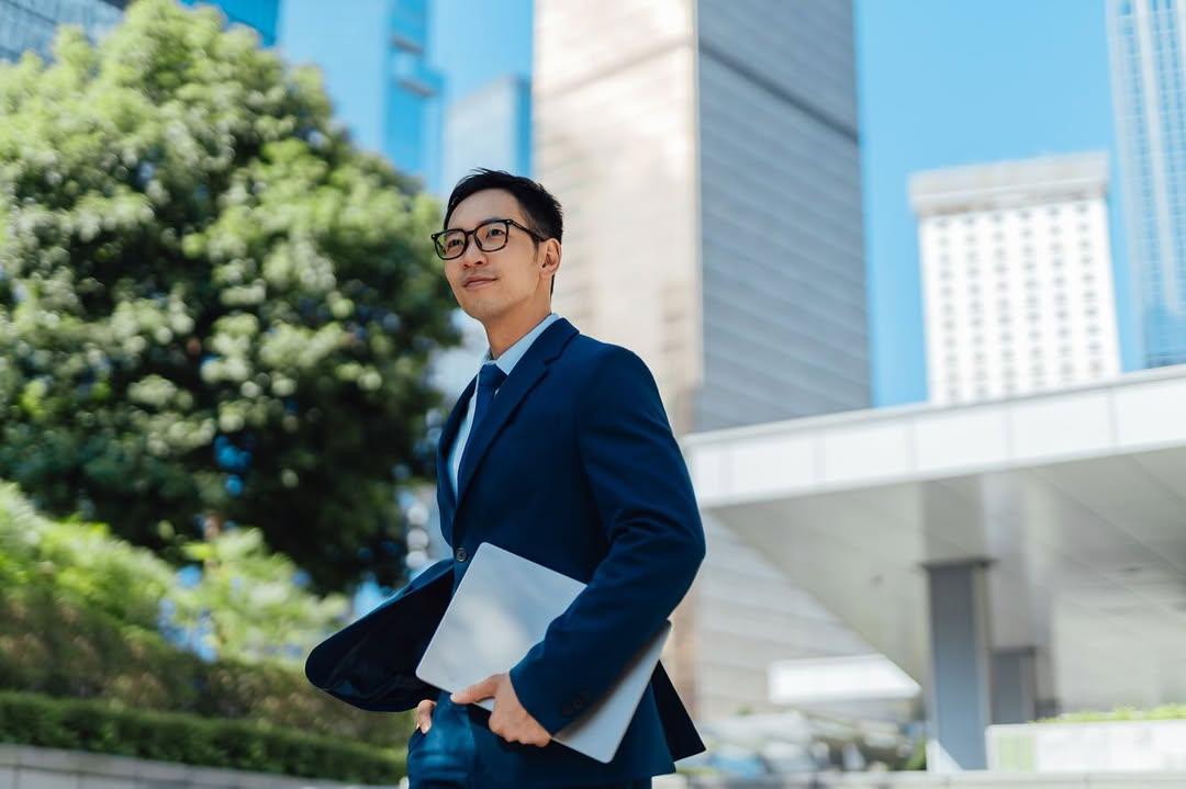 i-banker黃家俊年薪逾200萬。