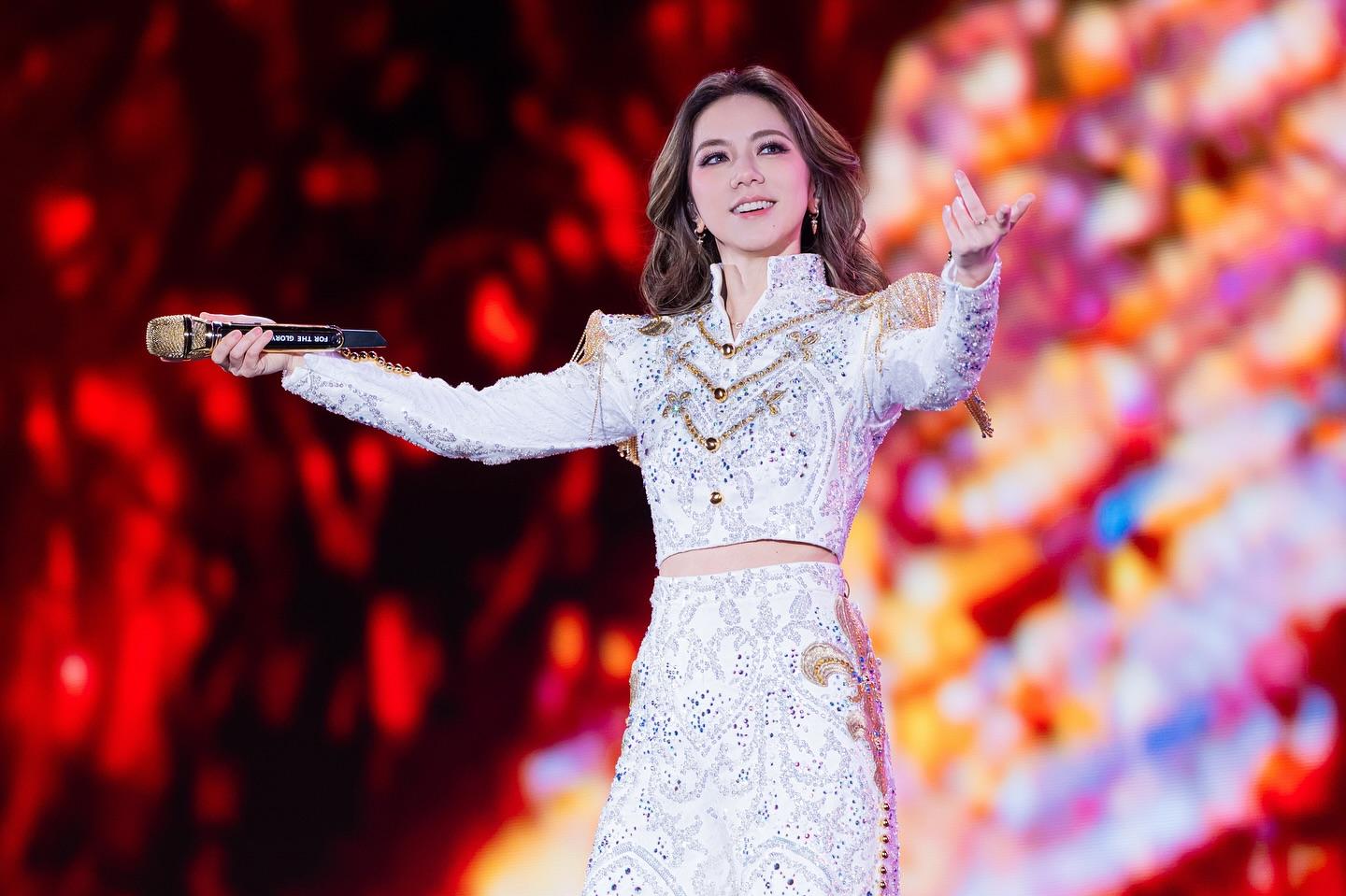 G.E.M.與前公司蜂鳥音樂因為版權問題對簿公堂。