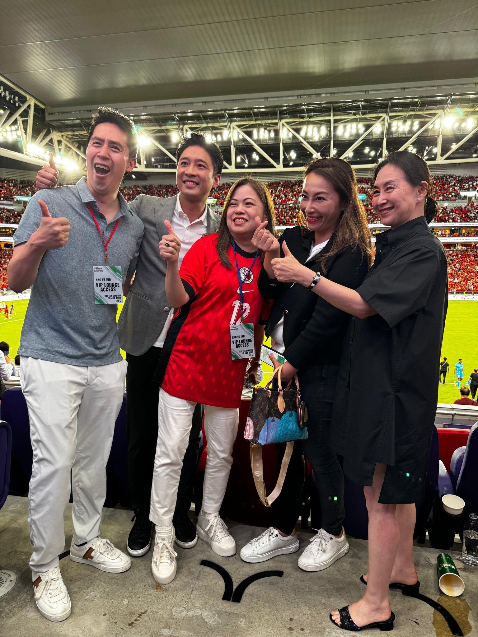 亞洲盃外圍賽丨文化體育及旅遊局長羅淑佩到場觀戰,賽後還到港隊球員更衣室與職球員講話及合照。(羅淑佩FB)