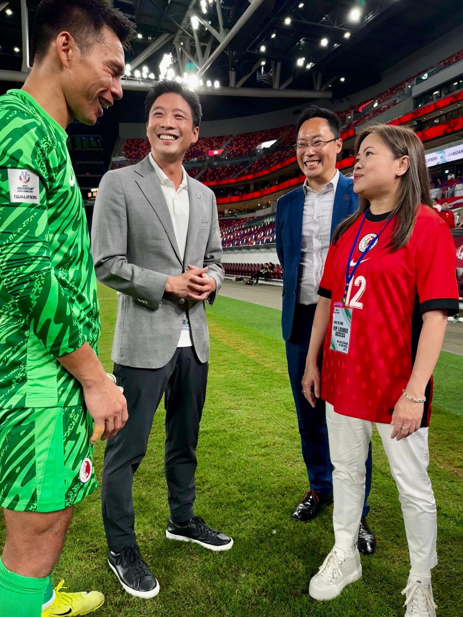 亞洲盃外圍賽丨文化體育及旅遊局長羅淑佩到場觀戰,賽後還到港隊球員更衣室與職球員講話及合照。(羅淑佩FB)