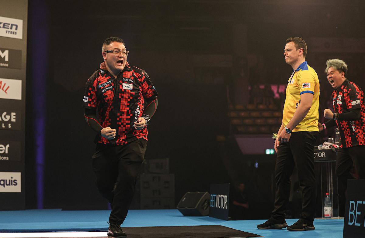 飛鏢世界盃|梁文洛/李樂賢殺入8強平香港隊最佳紀錄。(Professional Darts Corporation)