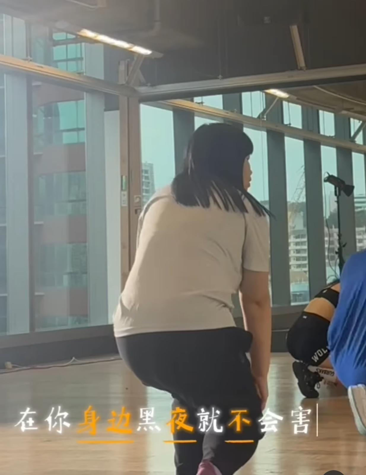 阿儀全程慢幾拍,搔首弄姿卻美感欠奉。