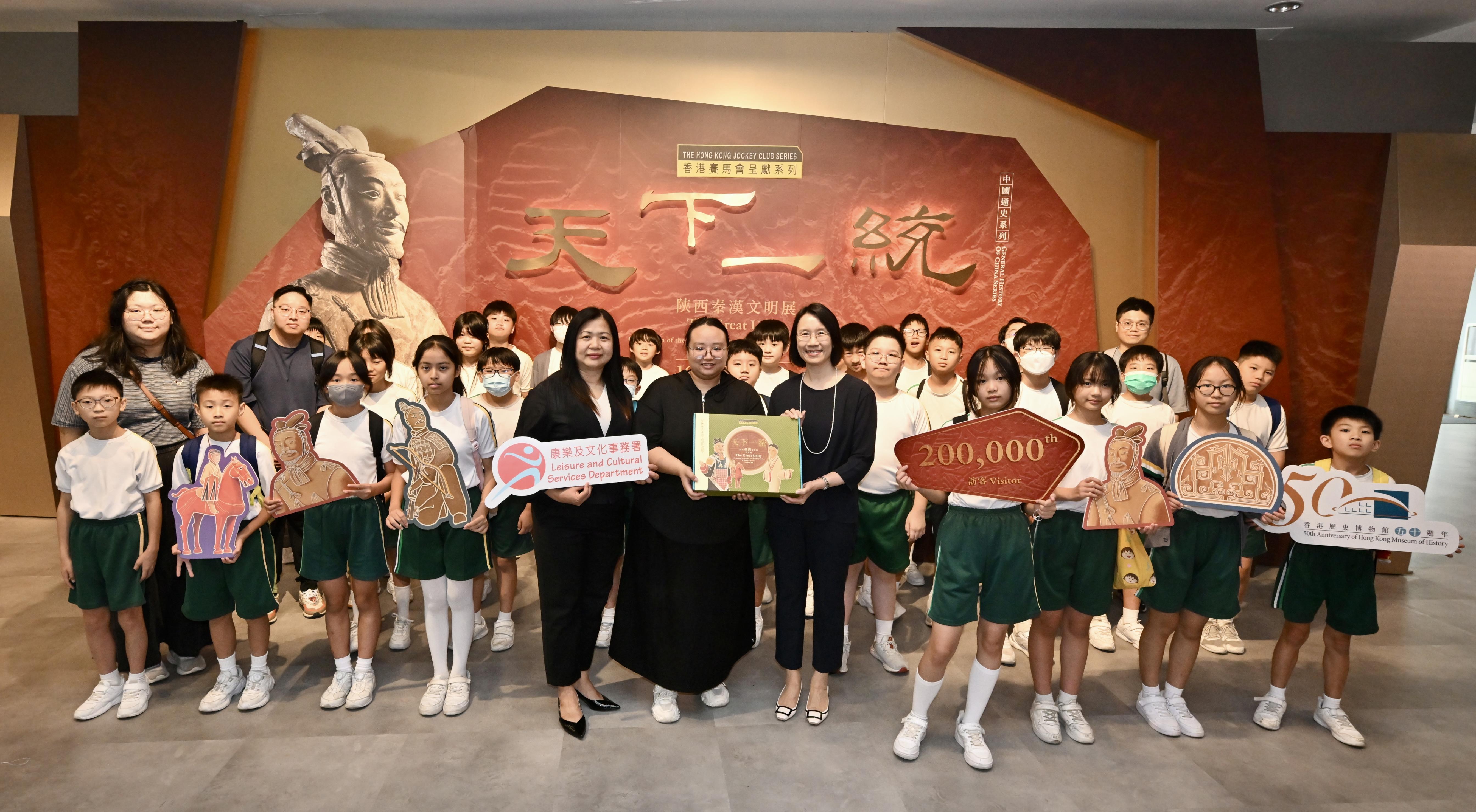 「香港賽馬會呈獻系列:天下一統—陝西秦漢文明展」,自四月十六日開展以來,今日(六月三十日)迎來第二十萬名參觀者。