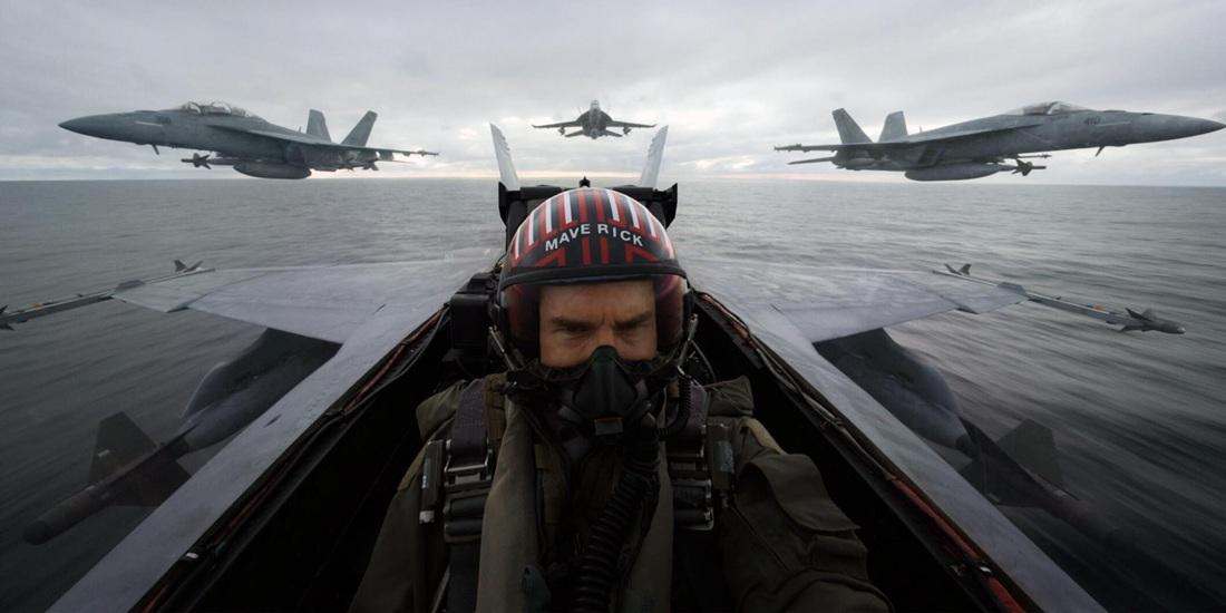 圖中就是湯告魯斯在《獨行俠》駕駛戰機一幕,《F1》跟《壯》片的拍攝角度簡直一模一樣。