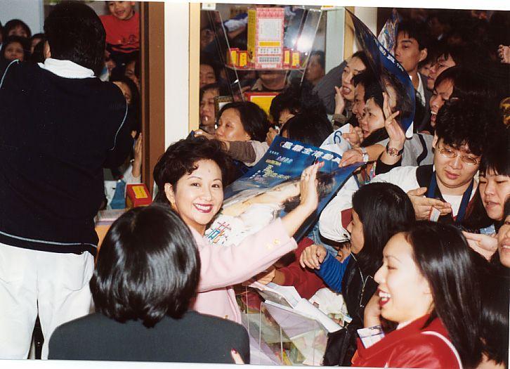 李有毅當年邀請薛家燕到維園攤位極受歡迎吸引大批fans(圖片由李有毅提供)