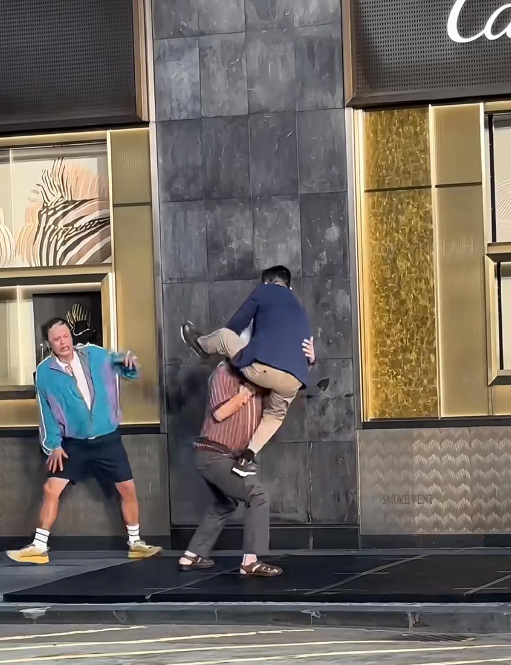 張家輝一度攀上對手的肩膊上。