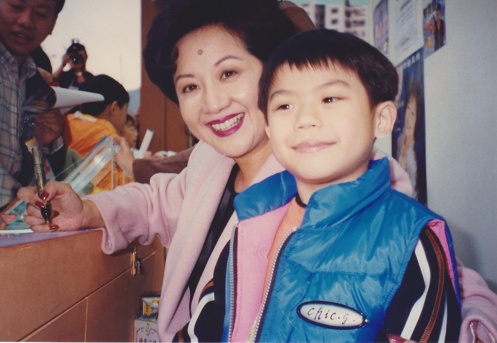 薛家燕與當年只有7歲的李國煒在維園攤位合照(圖片由李有毅提供)。