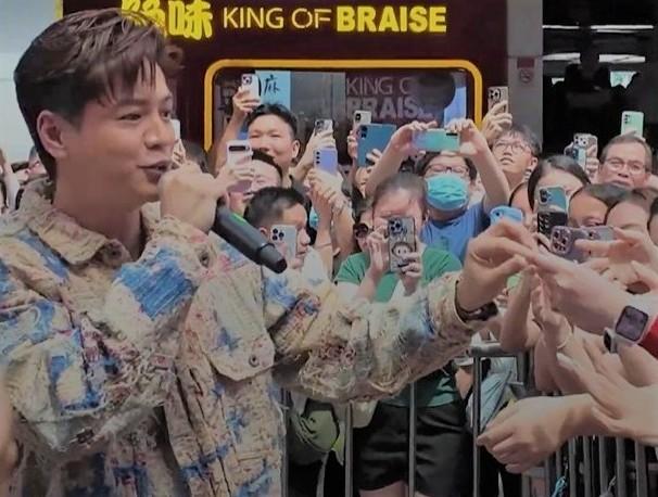 羅子溢獻唱《不想獨自快樂》。