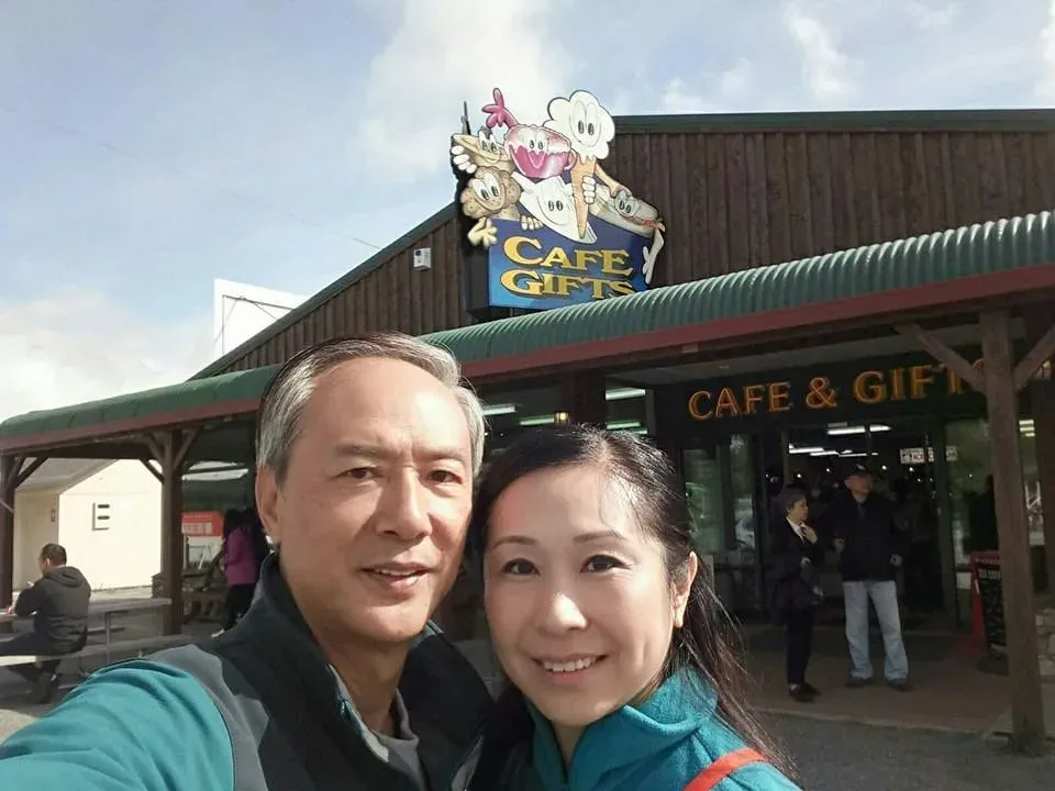 陳榮峻坦言自己快將70歲,自己現時享受半退休生活,愛跟太太吳香倫周圍去。