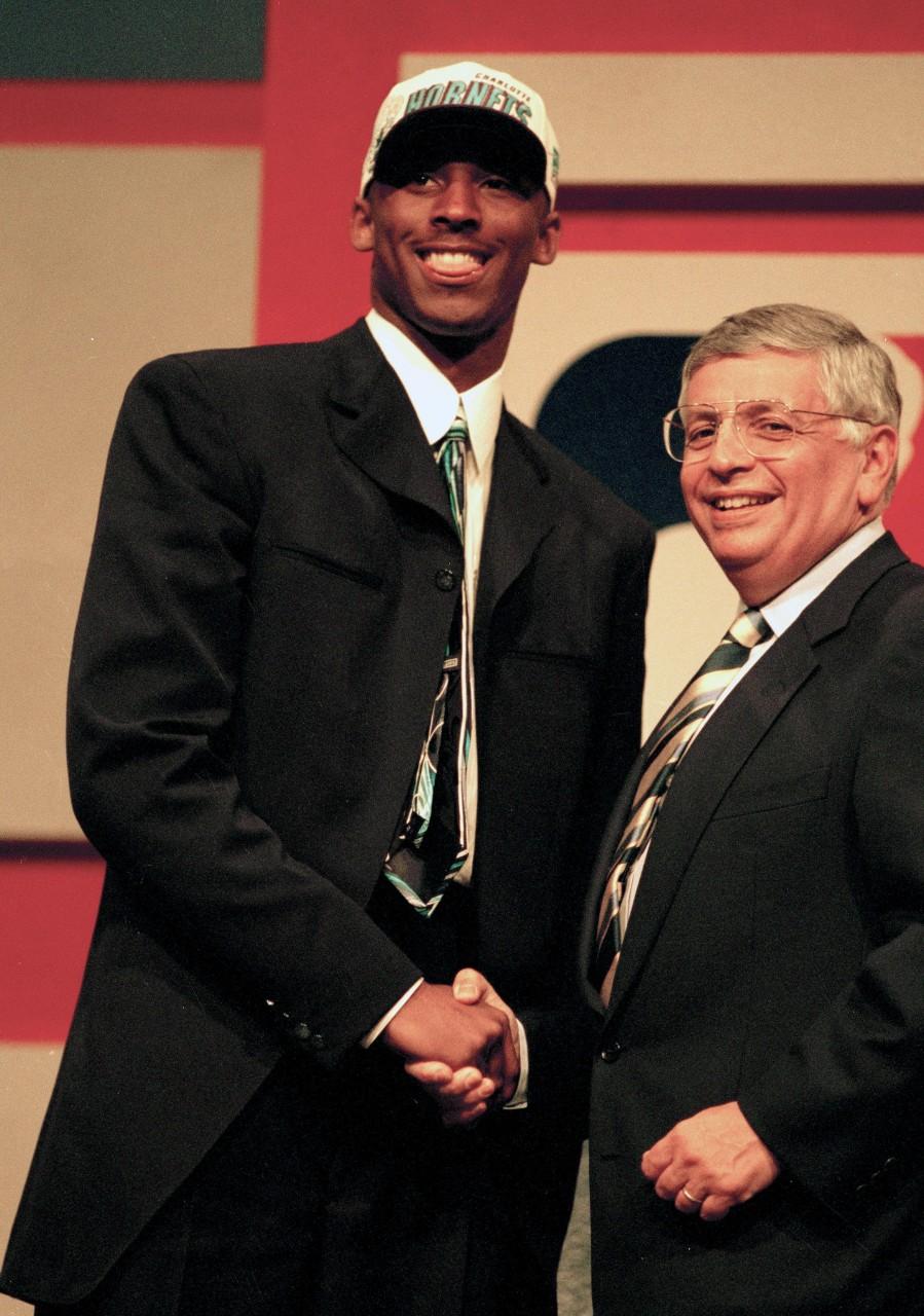 高比拜仁 (Kobe Bryant) 被黃蜂選中後立即被交易至湖人。 (Manny Millan via Getty Images)