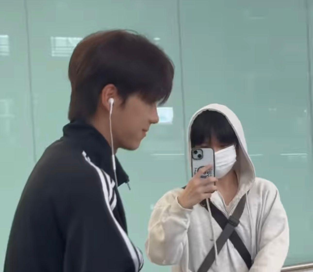 顏秋越昨日現身香港機場,不少粉絲聞風而至。