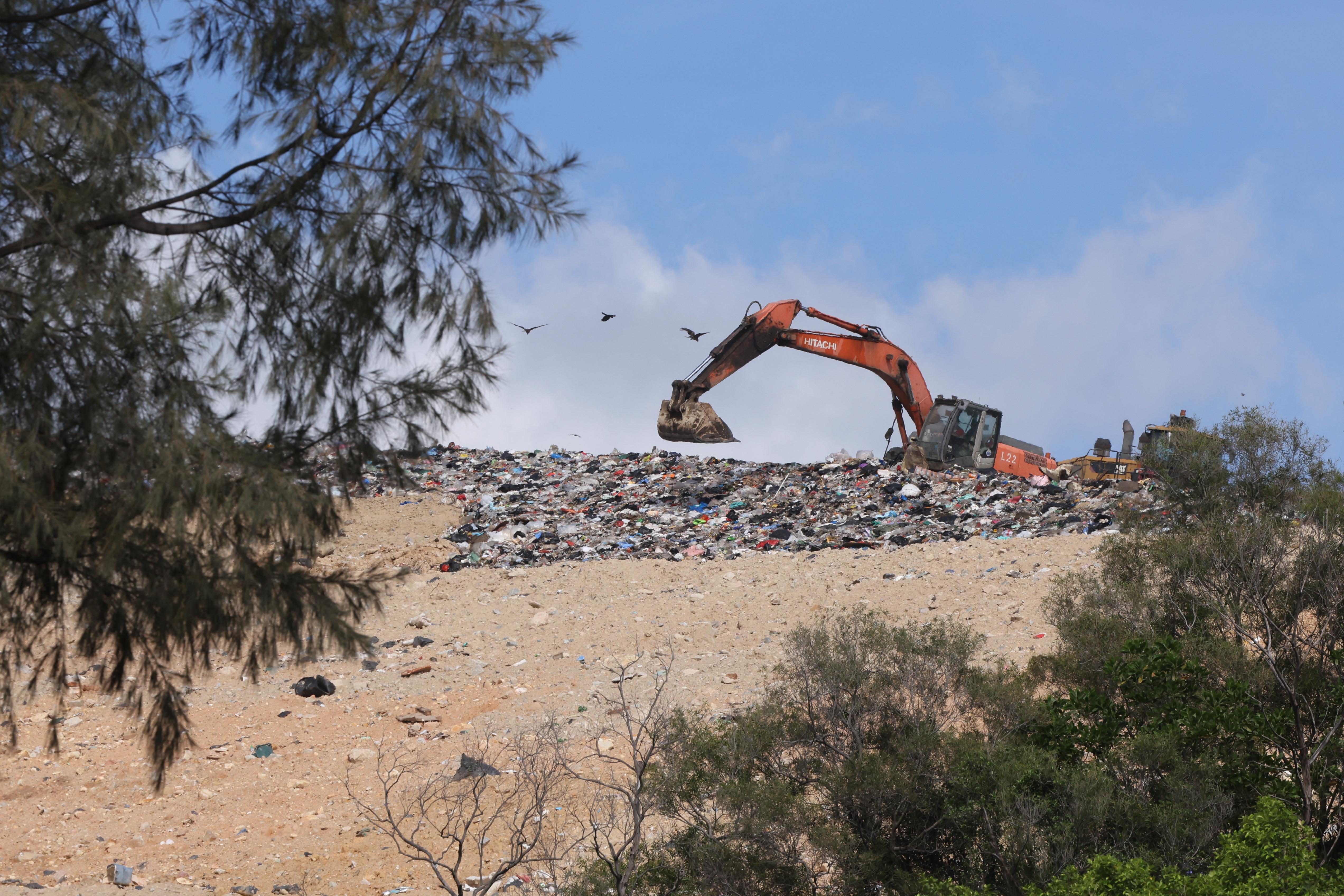 一名49歲越南女子失蹤,警方正循謀殺方向調查,追緝一名持「行街紙」的非華裔男子。警方下午到屯門稔灣堆填區搜證。