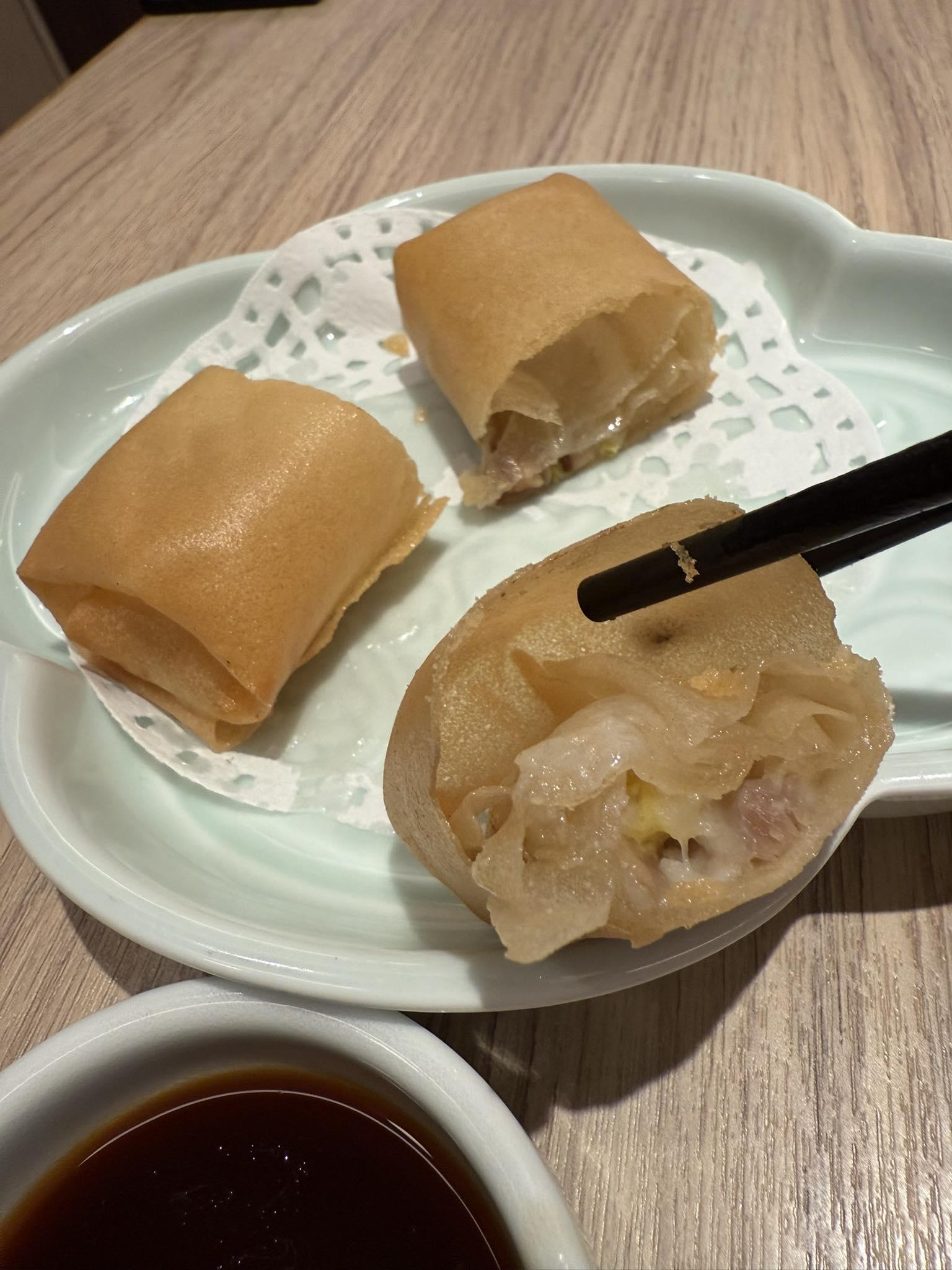 黃傑龍高度推介「三娘春卷」,形容空氣多過材料,咬下碎開充滿香脆感。(相片來源:黃傑龍Facebook)