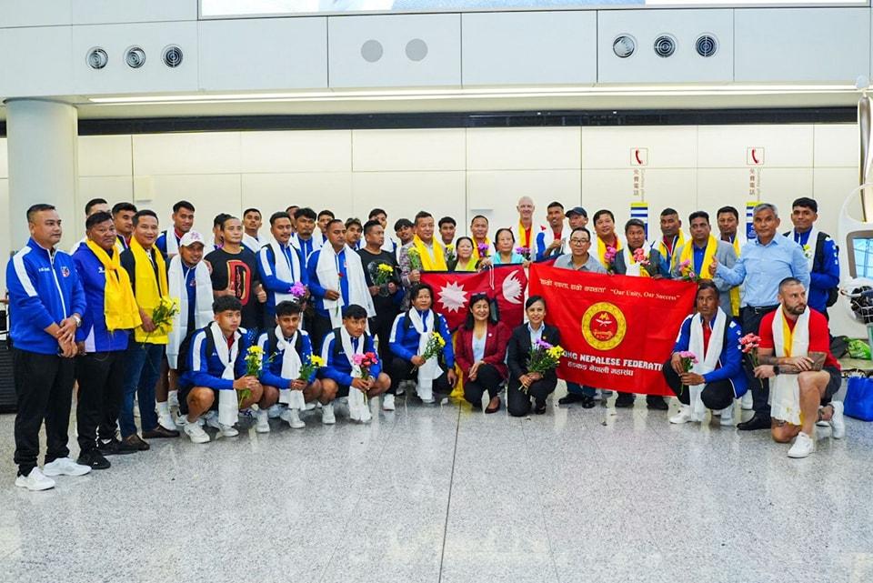 尼泊爾足球隊日前抵達香港機場,準備星期四對香港足球隊。(尼泊爾足球隊FB)