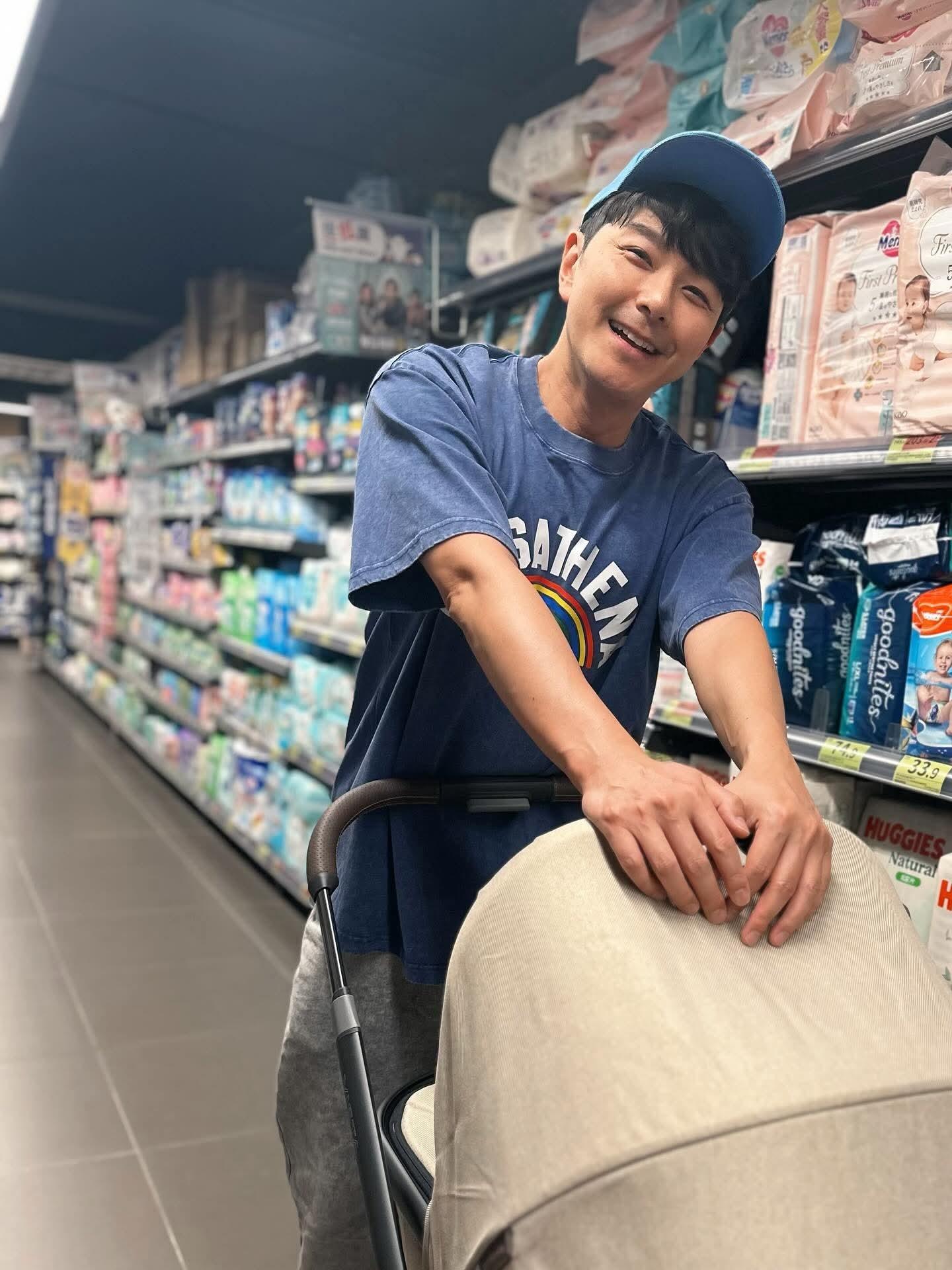 蕭正楠、黃翠如拍拖活動就是去超市買尿片。