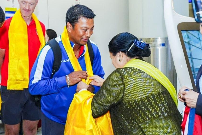 尼泊爾足球隊日前抵達香港機場,準備星期四對香港足球隊。(尼泊爾足球隊FB)