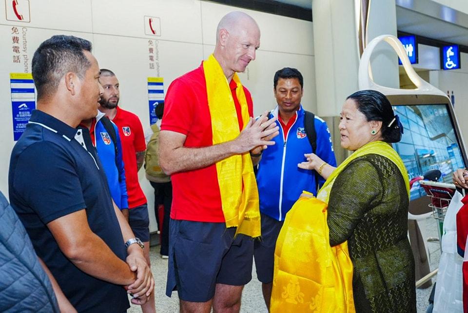 尼泊爾足球隊日前抵達香港機場,準備星期四對香港足球隊。(尼泊爾足球隊FB)