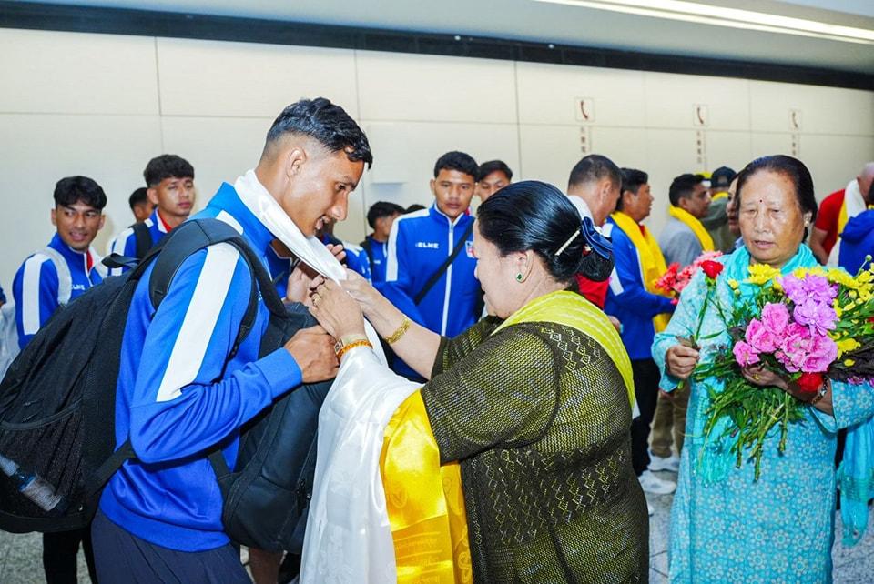 尼泊爾足球隊日前抵達香港機場,準備星期四對香港足球隊。(尼泊爾足球隊FB)