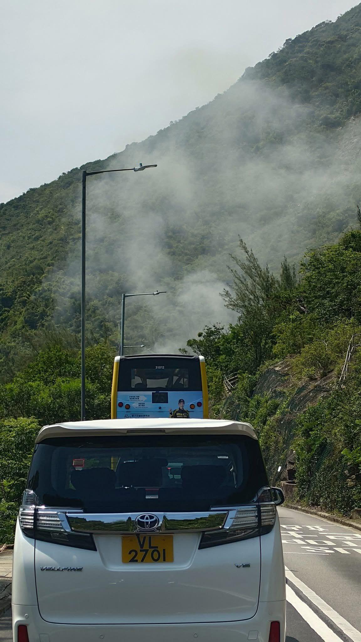 淺水灣發生巴士自焚案。(fb「馬路的事 (即時交通資訊台)」圖片)