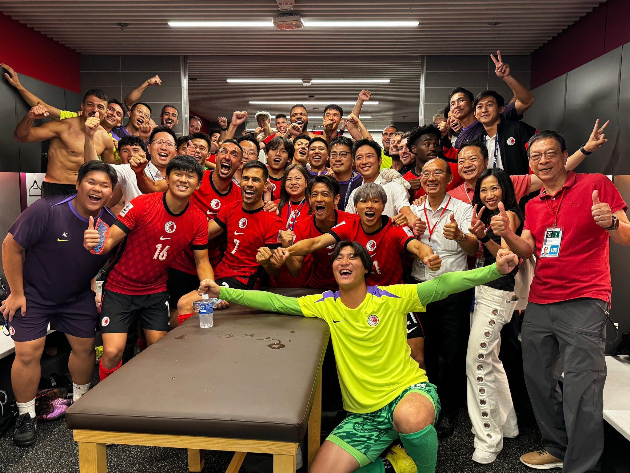 亞洲盃外圍賽丨文化體育及旅遊局長羅淑佩到場觀戰,賽後還到港隊球員更衣室與職球員講話及合照。(羅淑佩FB)