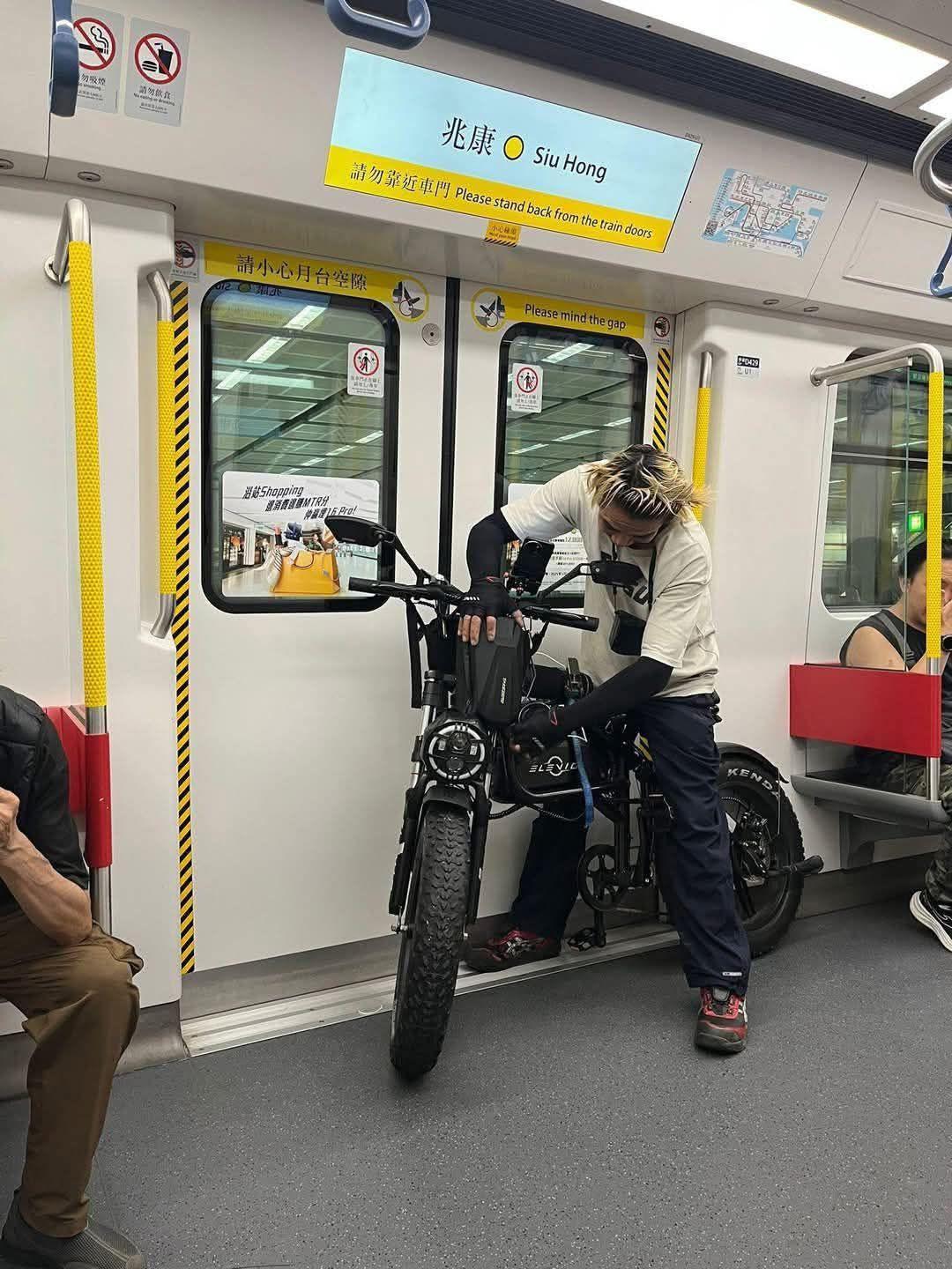 社交平台流傳影片及照片,一名金髮男子坐疑似電動單車乘搭港鐵屯馬綫列車,於天水圍站一度阻礙其他人上車。(屯門友FB)