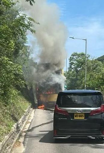 淺水灣發生巴士自焚案。(fb「馬路的事 (即時交通資訊台)」圖片)