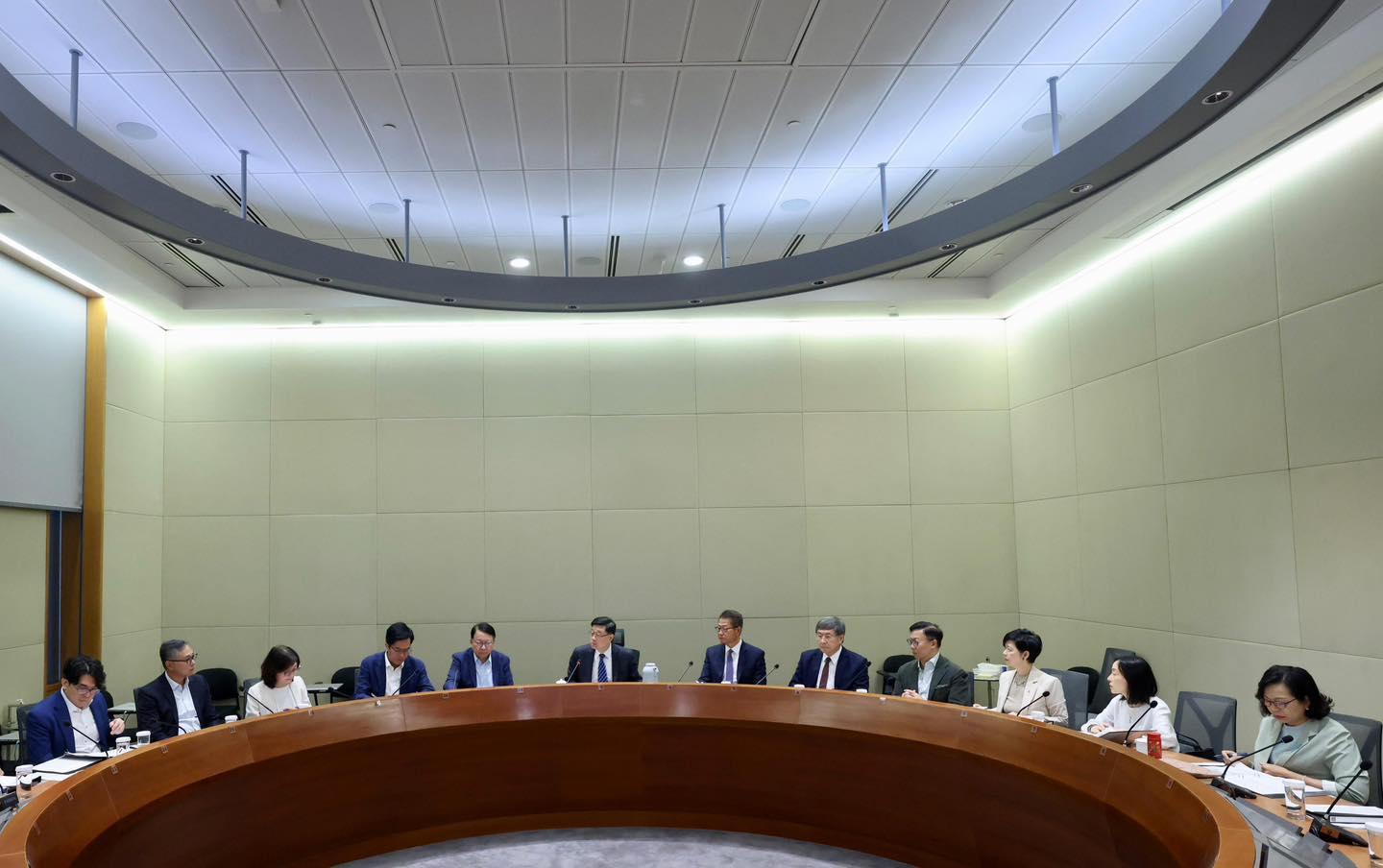 行政長官李家超表示,高度關注皇后山邨及山麗苑食水事件,今天下午召開高層督導會議。(李家超FB)