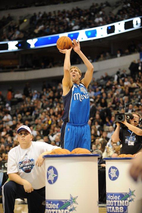 奴域斯基(Dirk Nowitzki)與羅拔泰萊 (Robert Traylor)交易,成為獨行俠傳奇。