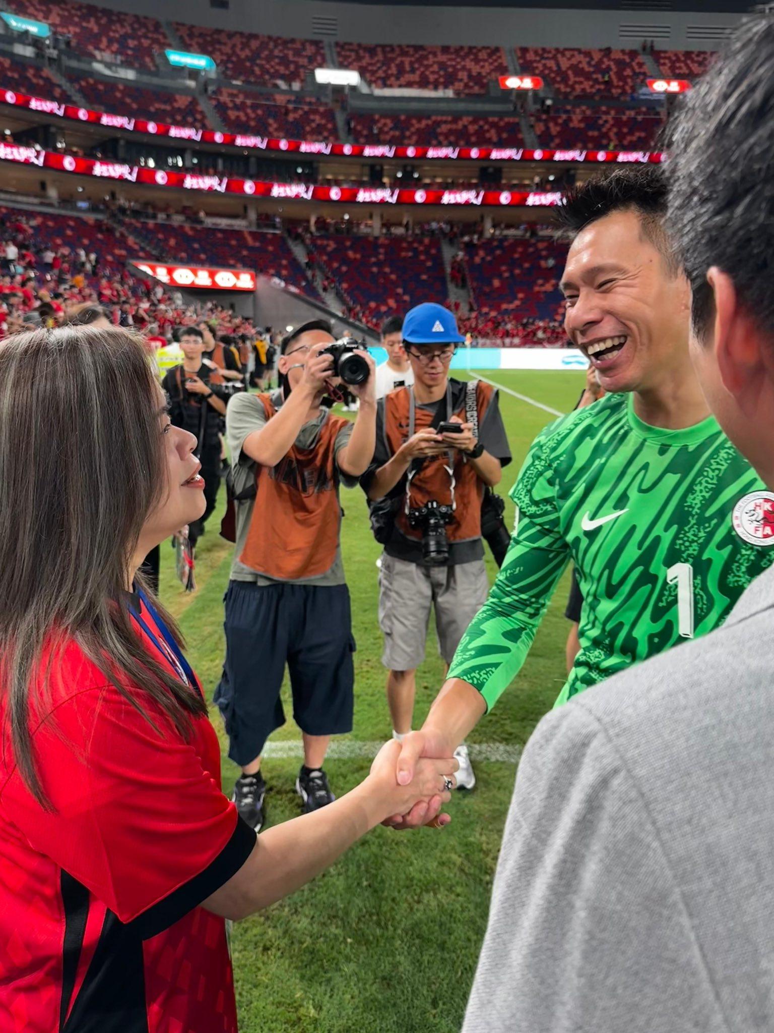 亞洲盃外圍賽丨文化體育及旅遊局長羅淑佩到場觀戰,賽後還到港隊球員更衣室與職球員講話及合照。(羅淑佩FB)