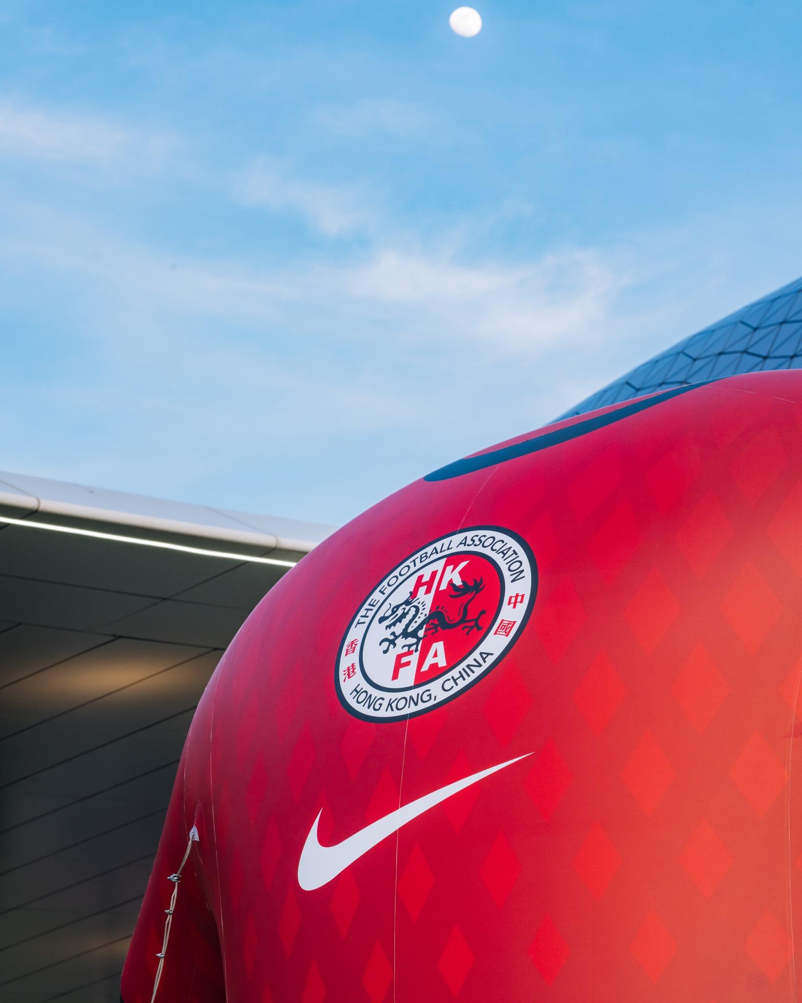 香港對印度將在啟德主場館舉行,門口擺了波衫形狀巨型氣球予球迷打卡。