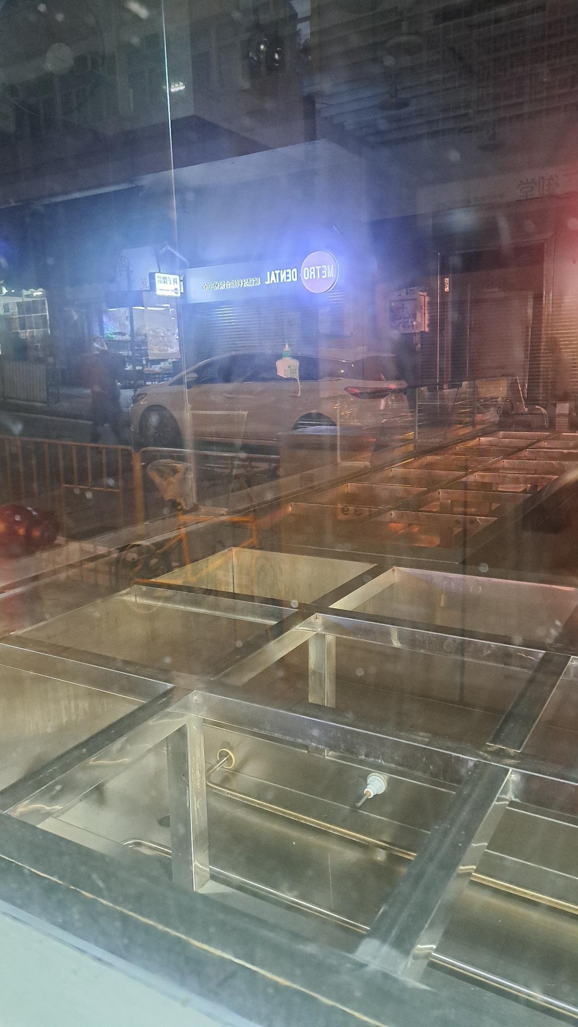 兩餸飯龍頭「添飯餸」近日有4間分店接連拉閘,西灣河店已拉閘貼上招租告示。(fb筲箕灣西灣河關注組)