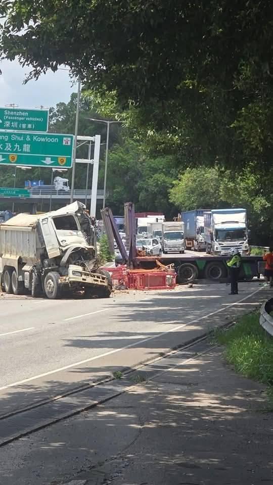 新田公路發生車禍,4人受傷。(fb「車cam L(香港群組)」圖片)