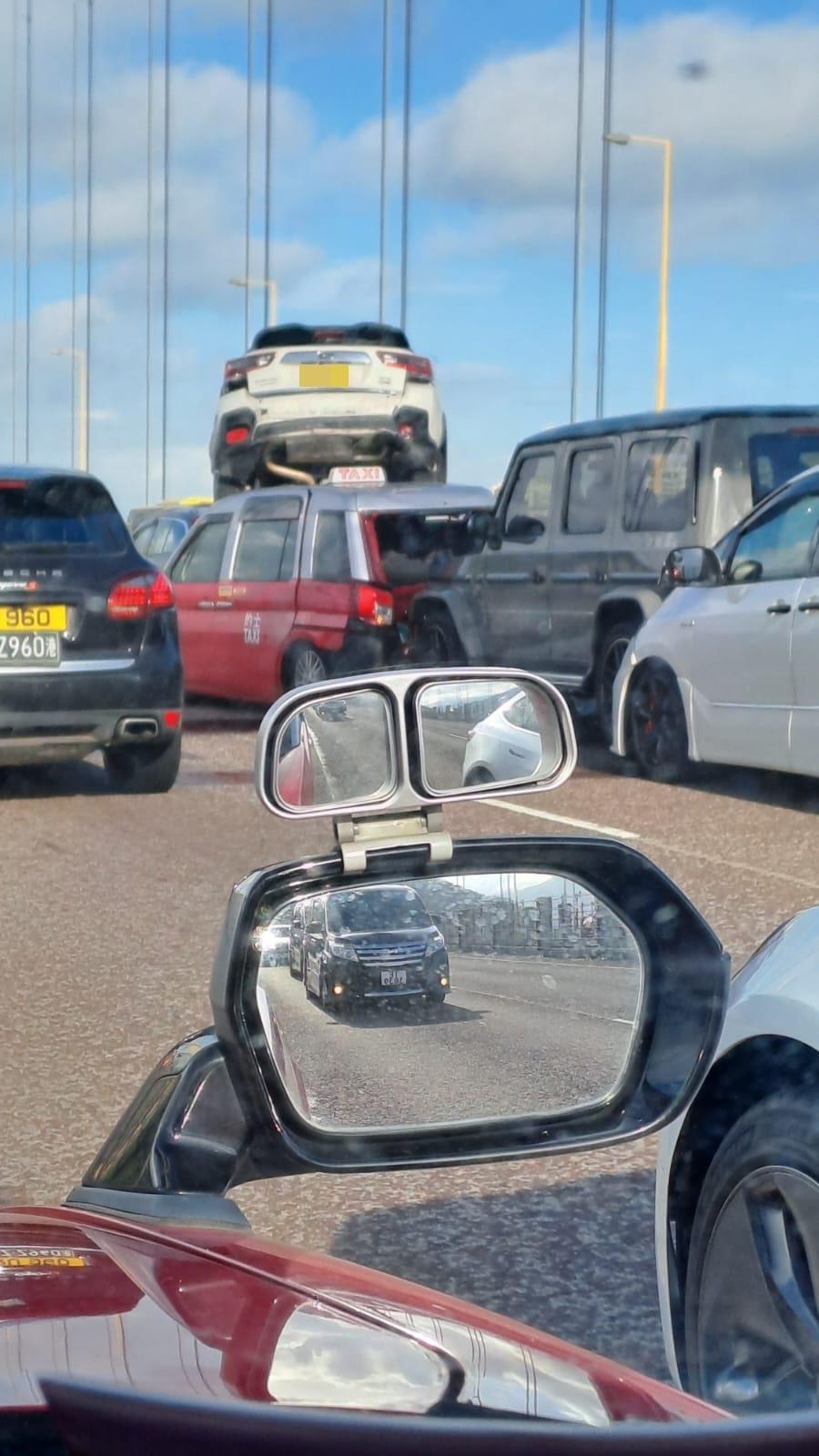 青馬大橋發生5車串燒車禍,車叠車3人傷。(fb「車cam L(香港群組)」圖片)