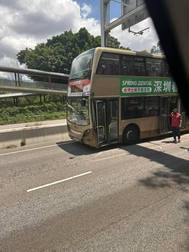 新田公路發生車禍,4人受傷。(fb「車cam L(香港群組)」圖片)