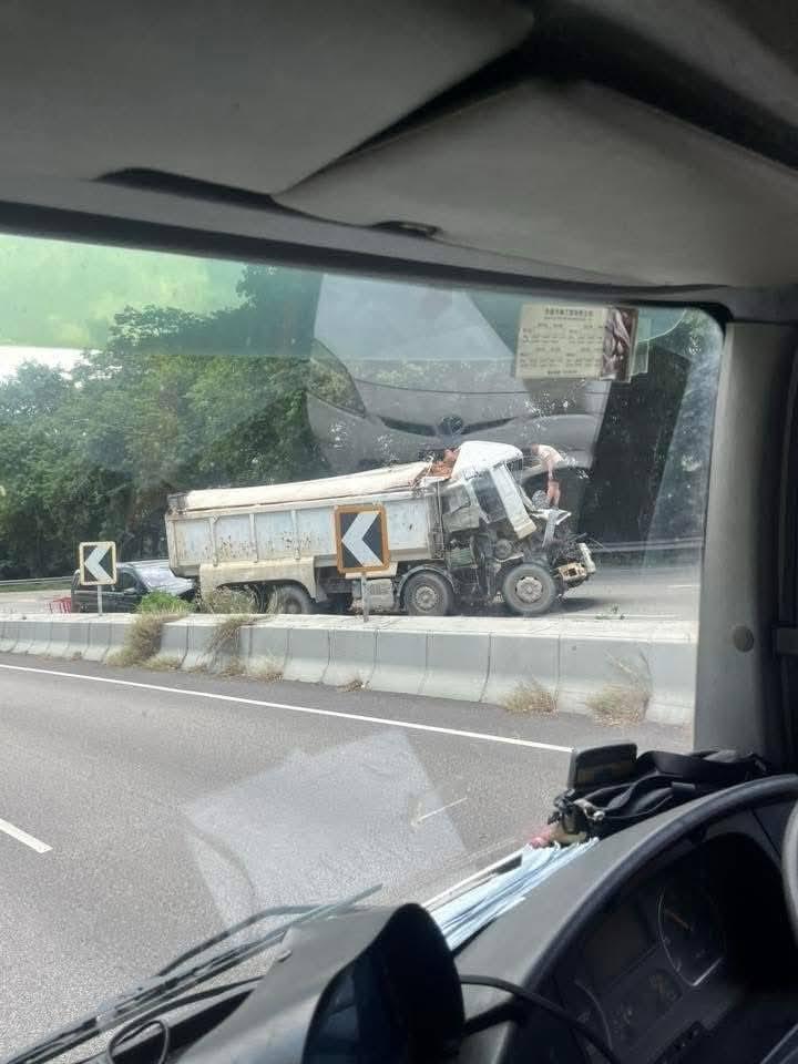 新田公路發生車禍,4人受傷。(fb「車cam L(香港群組)」圖片)