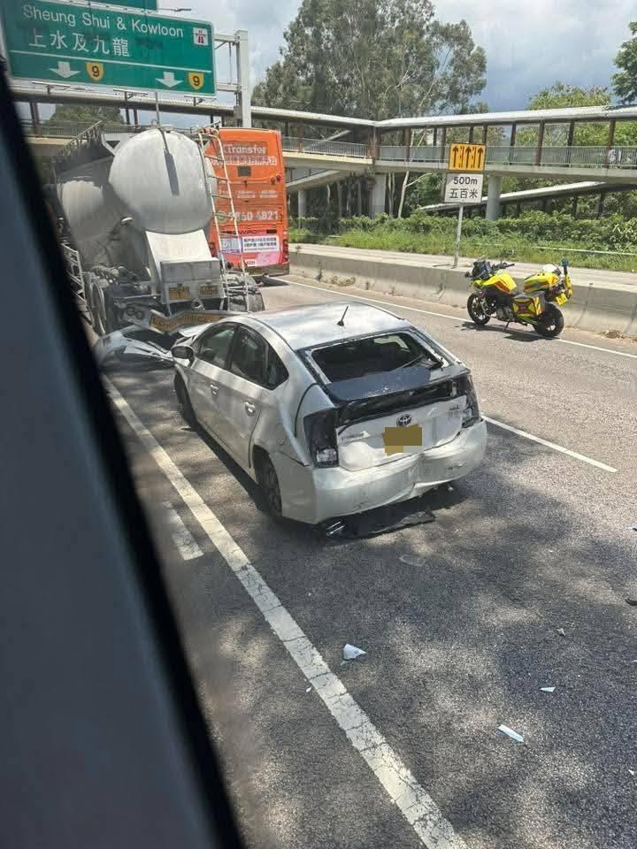 新田公路發生車禍,4人受傷。(fb「車cam L(香港群組)」圖片)