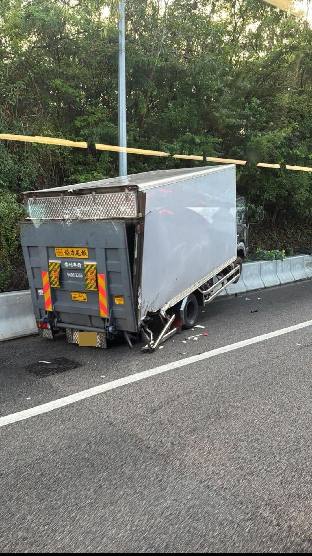 屯門公路1小時內發生4宗車禍,交通一度嚴重擠塞。(fb「馬路的事 (即時交通資訊台)」圖片)