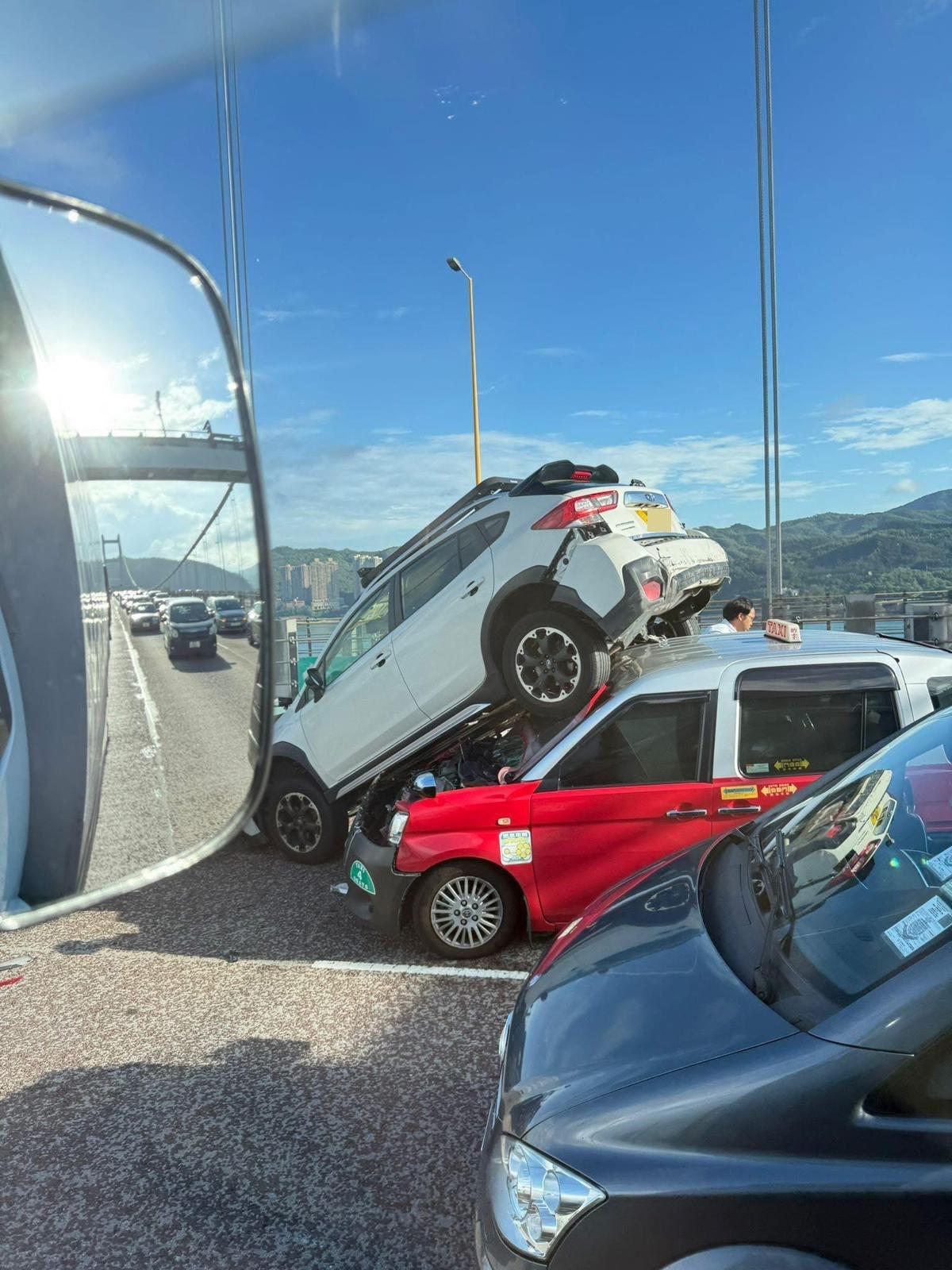 青馬大橋發生5車串燒車禍,車叠車3人傷。(fb「車cam L(香港群組)」圖片)